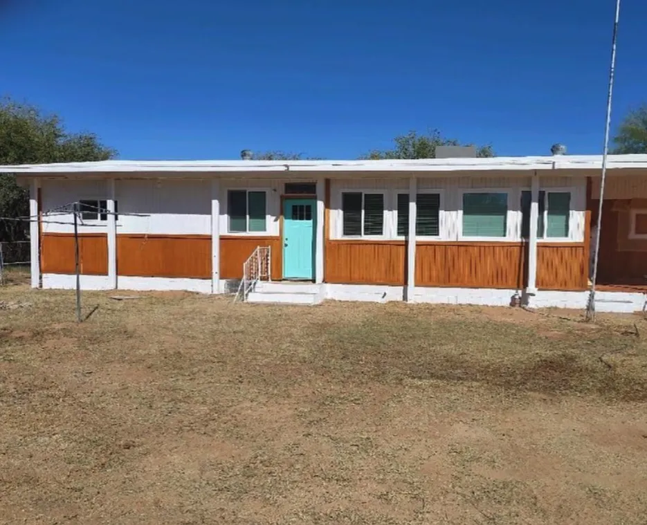 exterior house painters Tucson, home exterior painting, Phoenix painting contractor, siding painting AZ, outdoor house painting, weatherproof house paint Tucson, curb appeal painting contractor, residential exterior painters, long-lasting exterior paint Tucson