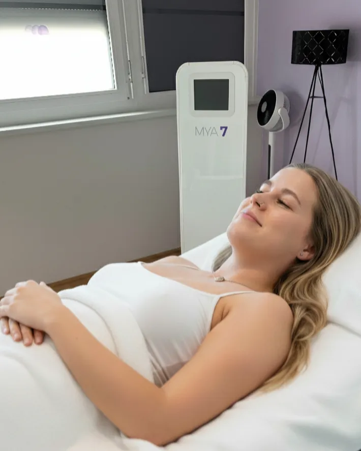 M7 myapro Technologie für ABnehmen und Bodyforming mit entspannter Frau