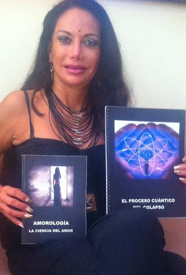 Grupo de mujeres diversas abrazándose y sonriendo en un entorno natural, luz suave, energía de hermandad, fondo verde difuminado, estilo documental