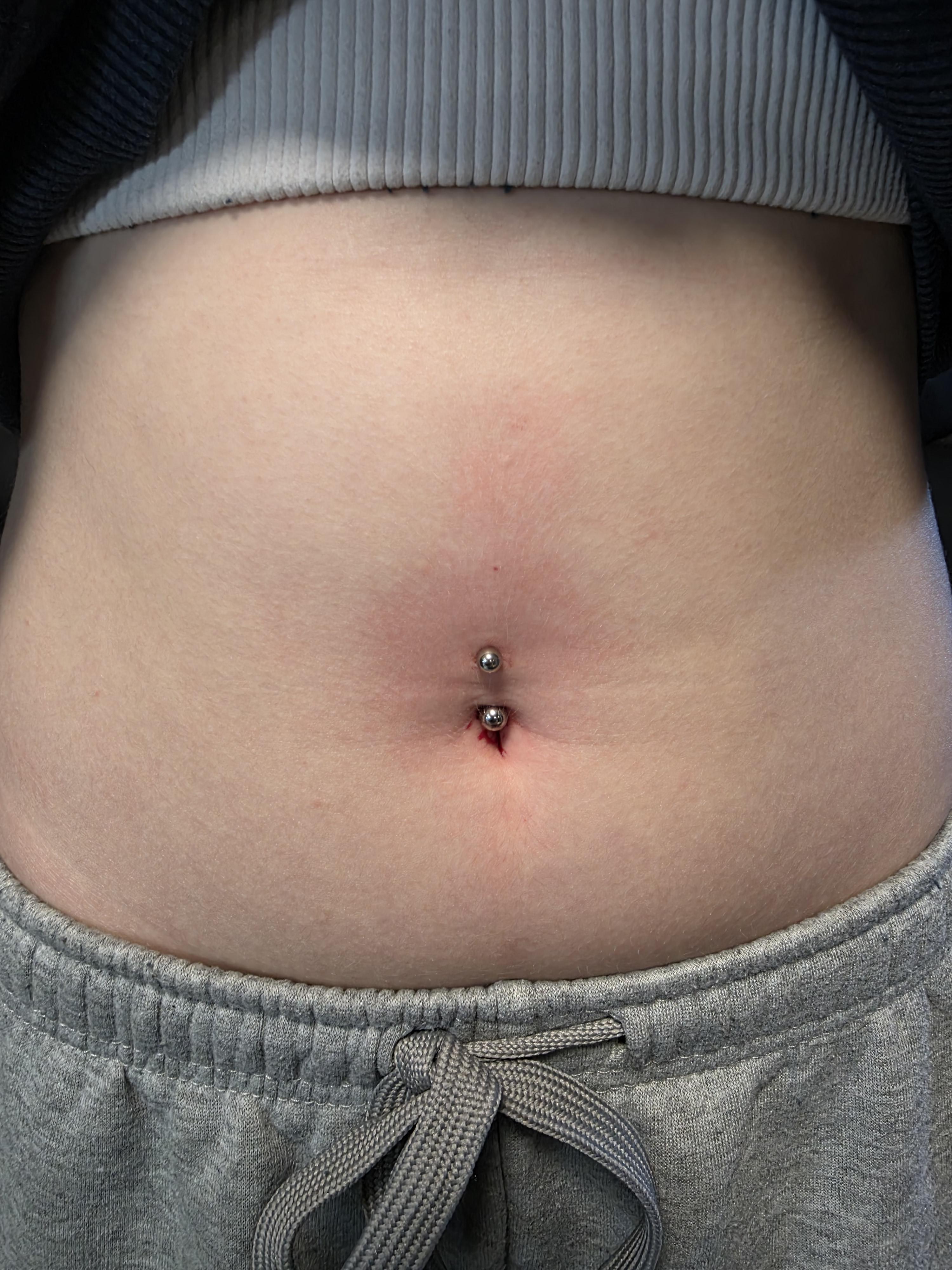 navel piercing