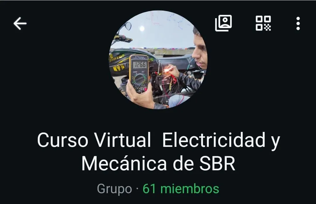 Alumno revisando la parte eléctrica de una moto en el curso Motos Expertos Caracas
