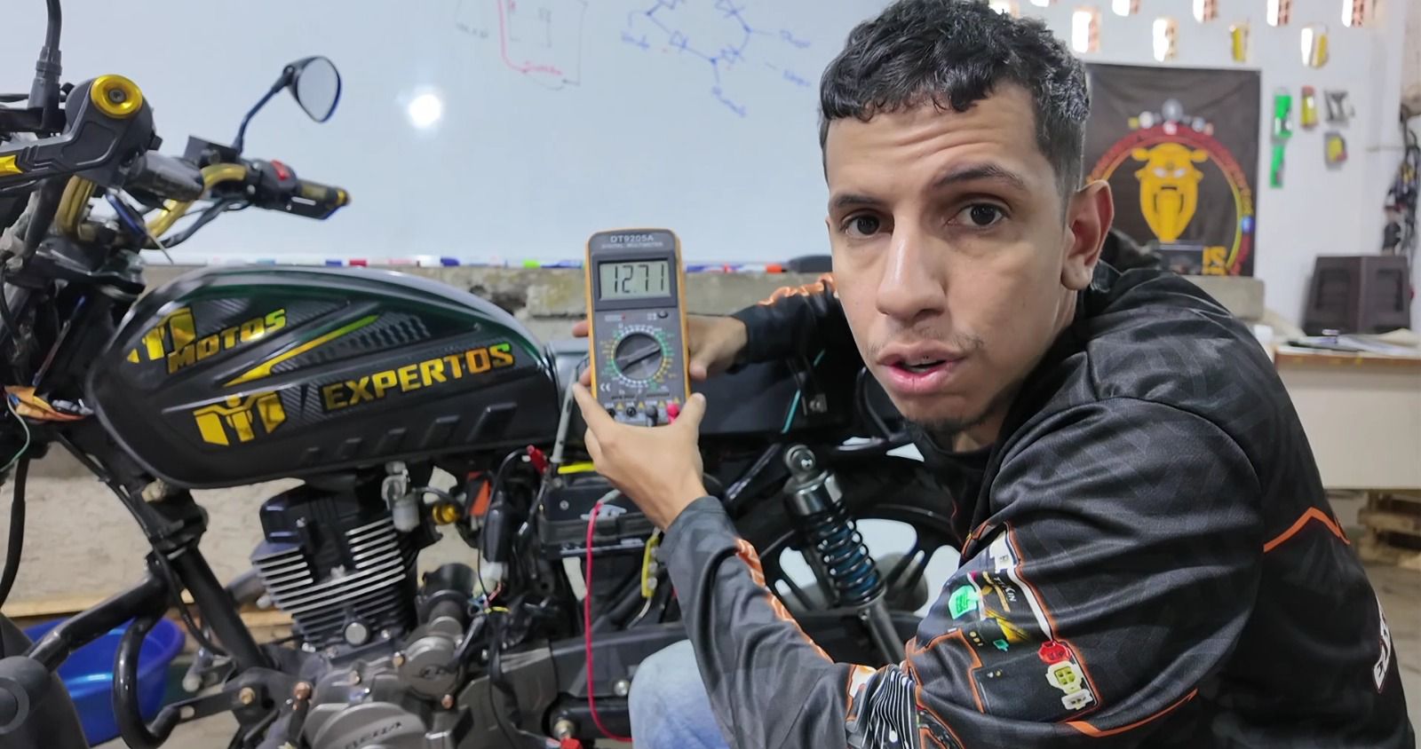 Varias motos de modelos comunes en Venezuela alineadas