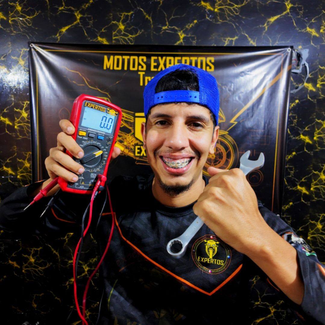 Marcel Palacios enseñando mecánica de motos a sus alumnos