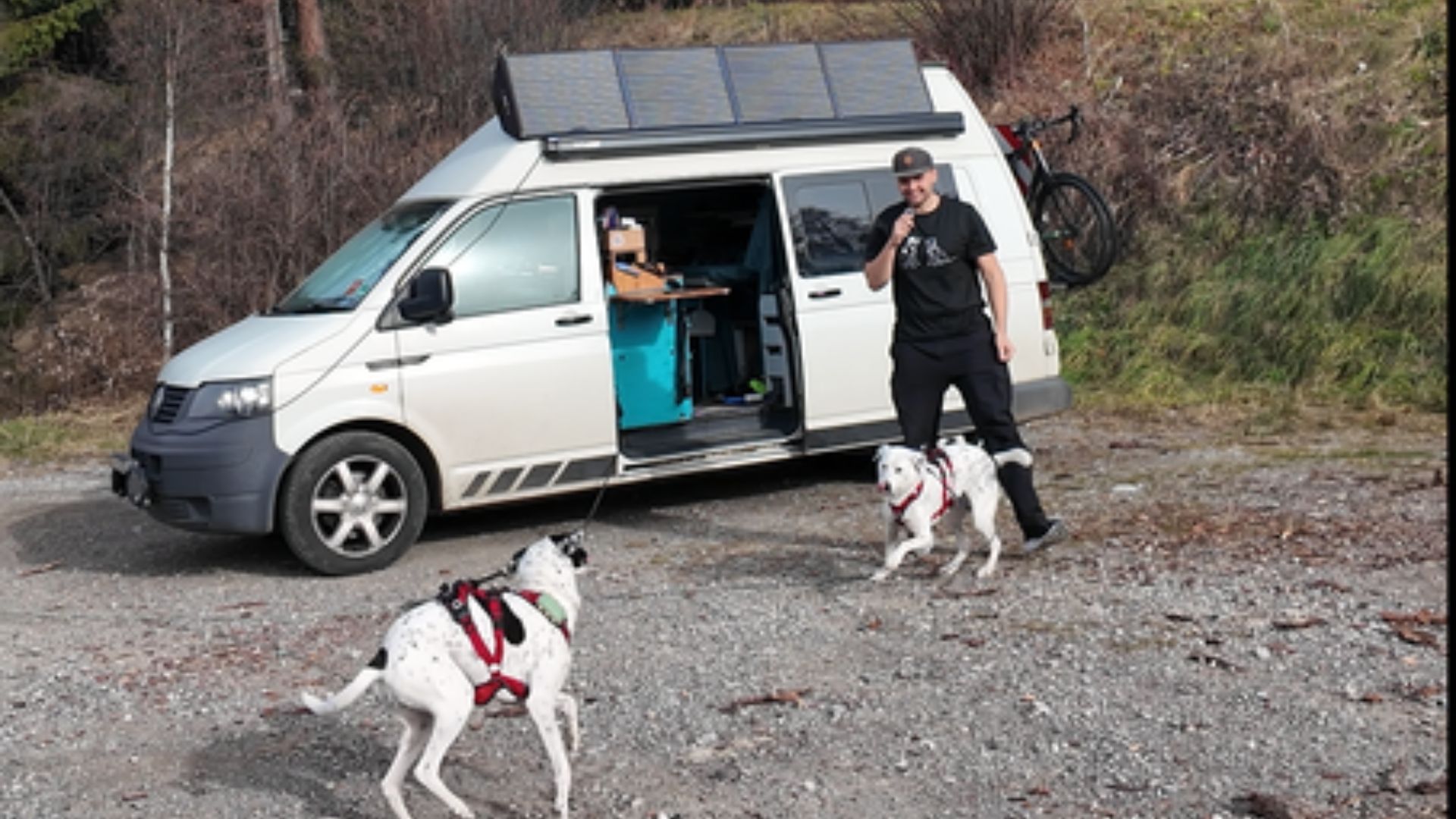 Chris mit VW T5 Camper „Pepe“ und Hunden Mia und Maya beim Testen von Vanlife-Produkten in Europa. Authentische Produkttests, Camping-Zubehör und ehrliche Empfehlungen aus dem Vanlife-Alltag.