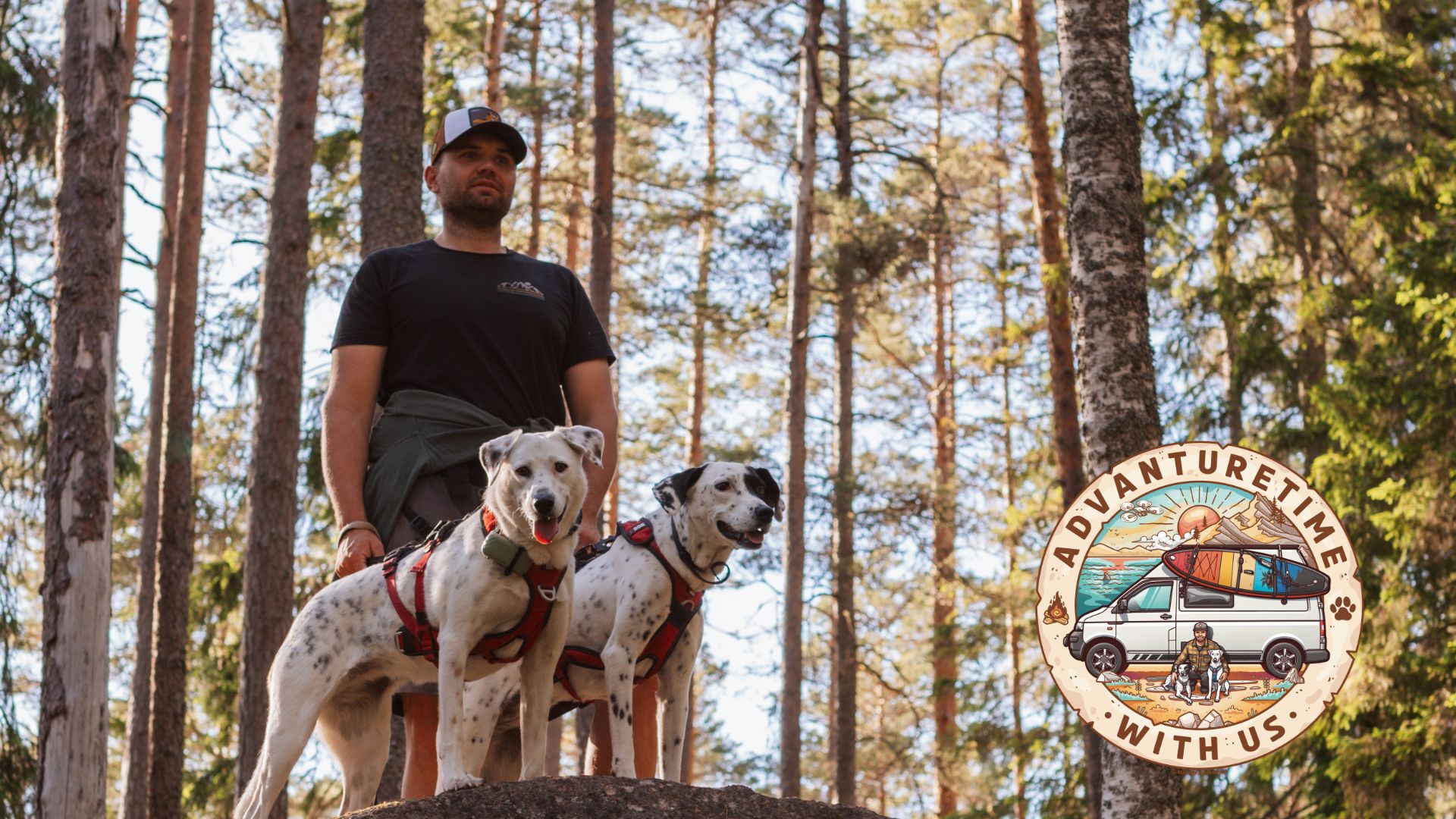 Chris mit den Hunden Mia und Maya im Wald – Vanlife, Reisen mit Hund, Tierschutz und Abenteuer mit dem VW T5 Pepe von adVANturetimewithus.