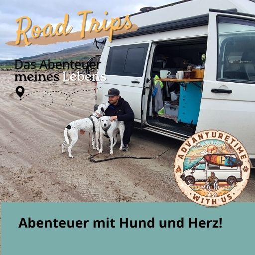 Chris mit seinen Tierschutzhunden Mia und Maya vor dem VW T5 Camper Pepe. Vanlife, Roadtrips durch Europa, Reisen mit Hund und das Abenteuer eines neuen Lebens auf Rädern.