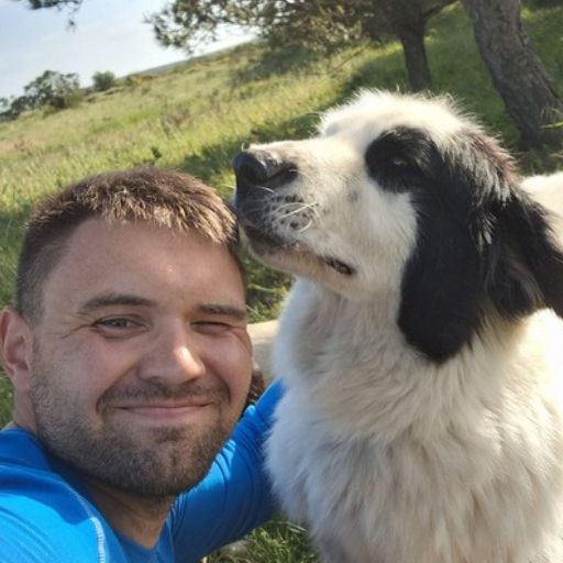 Chris mit gerettetem Herdenschutzhund im Tierheim Mayday Algarve in Portugal. Freiwilligenarbeit im europäischen Tierschutz, Hilfe für Straßenhunde und persönliche Erfahrungen im Vanlife mit Hund.