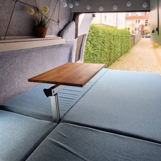 Schwenktisch im VW T5 Camper. Platzsparender Campingtisch für Vanlife, Wohnmobil und mobiles Arbeiten unterwegs.