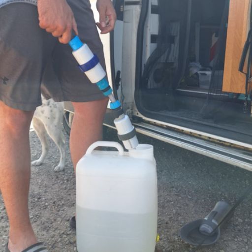 Reich Wasserfilter für Camper und Wohnmobil zur Trinkwasseraufbereitung im VW T5. Praktischer Wasserfilter für Vanlife, Camping und autarke Reisen durch Europa.