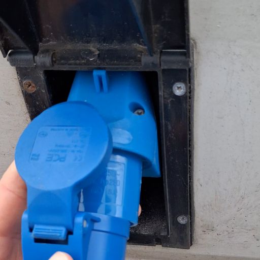 CEE-Landstromanschluss am Camper – blauer Campingstecker für sichere Stromversorgung auf Campingplätzen und im Wohnmobil.