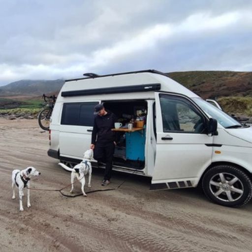 Mein Weg ins Vanlife – Chris mit Mia und Maya vor dem selbst ausgebauten VW T5 Camper Pepe