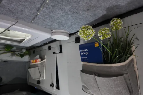Camper-Gadgets und Vanlife-Zubehör im VW T5. Praktische Lösungen für Ordnung, Stauraum, Komfort und den Alltag im Campervan mit Hund.