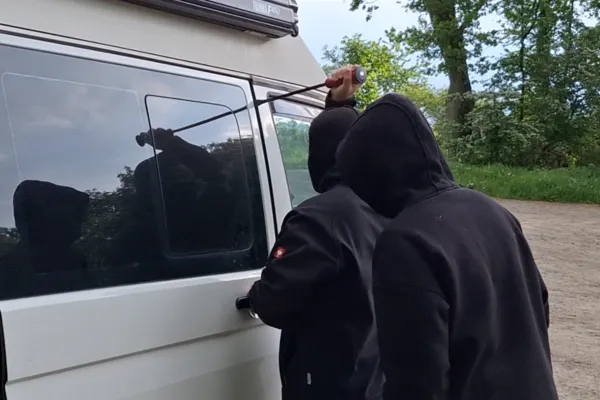 Einbruchschutz im Campervan. Demonstration von Vanlife-Sicherheit mit Alarmanlage, Diebstahlschutz und Schutzmaßnahmen für Reisen mit Hund im Wohnmobil.