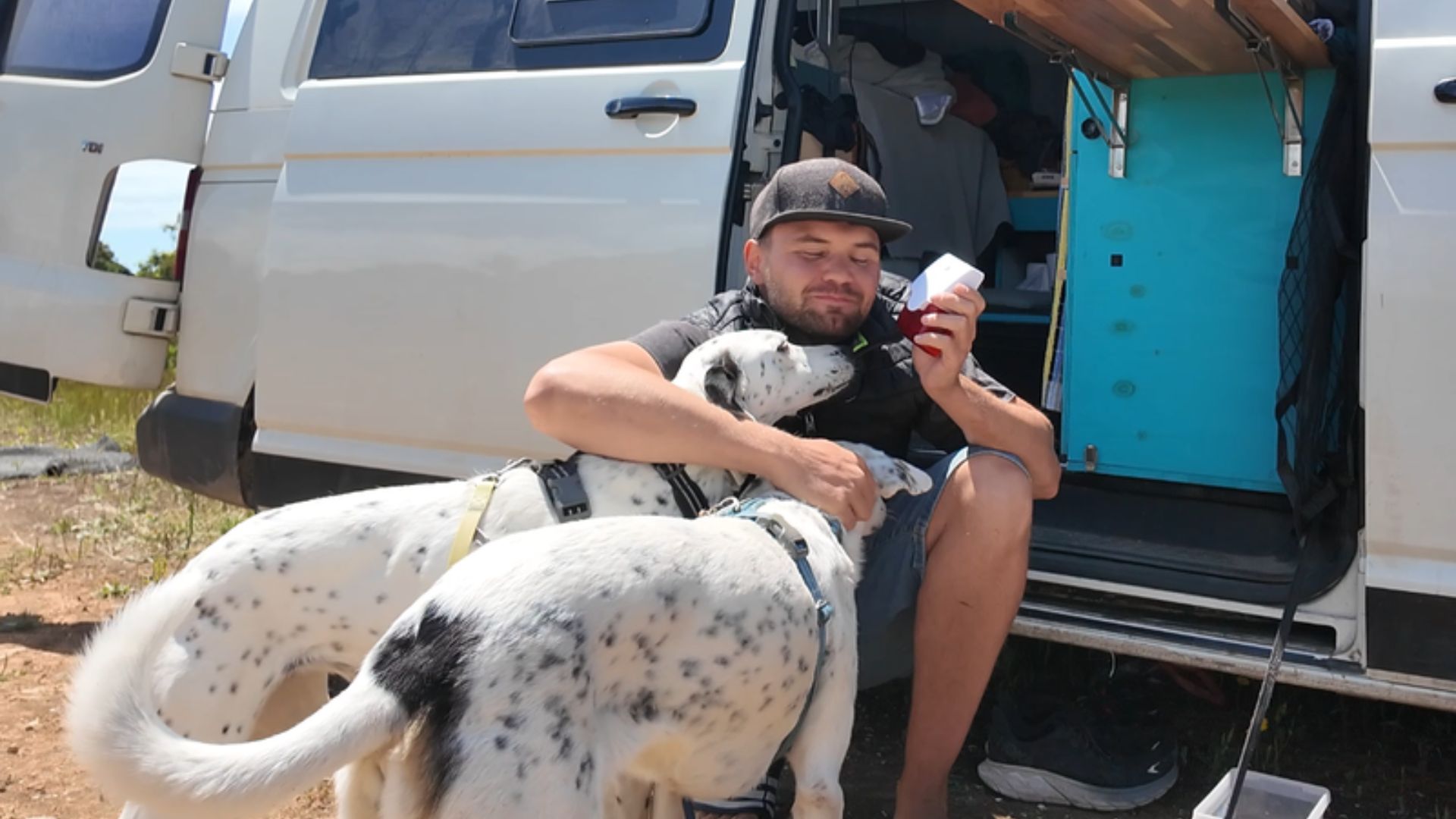 Chris mit Hund Mia vor dem selbst ausgebauten VW T5 Camper. SEO-Blog, Produkttests, UGC-Content und authentische Vanlife-Erfahrungen aus Europa mit Hund.