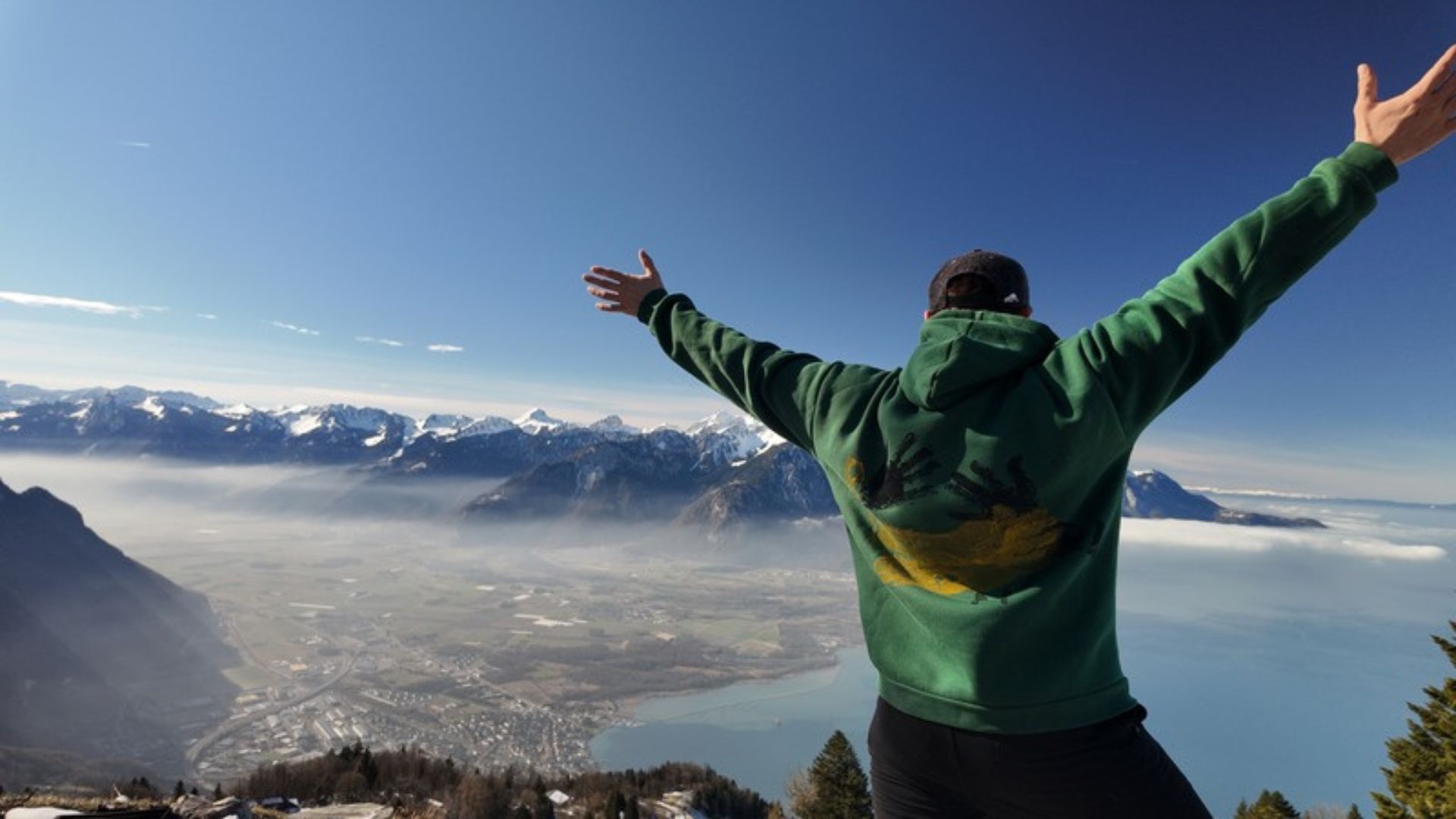 Chris auf einem Aussichtspunkt in Europa. Authentische Kooperationen für Vanlife-, Camping- und Outdoor-Marken mit ehrlichen Produkttests, Content und langfristigen Partnerschaften.