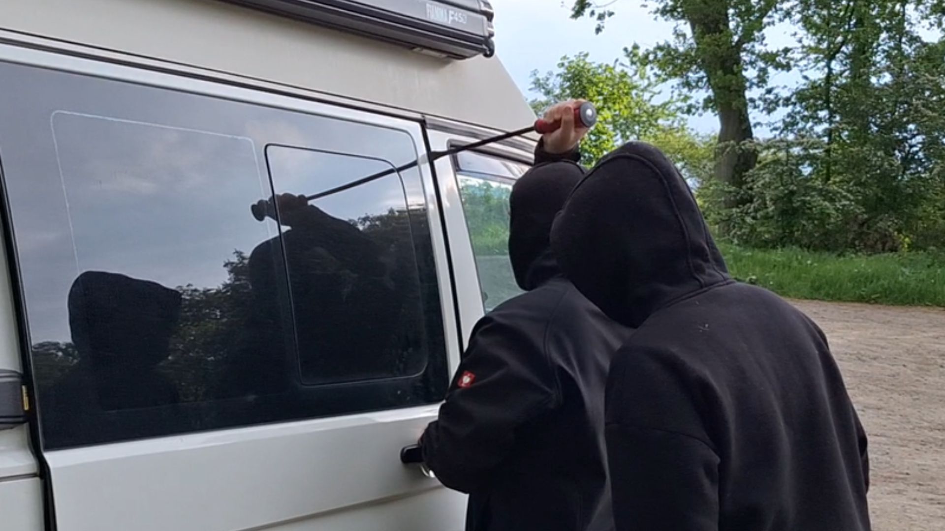 Einbruchschutz im Campervan. Demonstration von Vanlife-Sicherheit mit Alarmanlage, Diebstahlschutz und Schutzmaßnahmen für Reisen mit Hund im Wohnmobil.