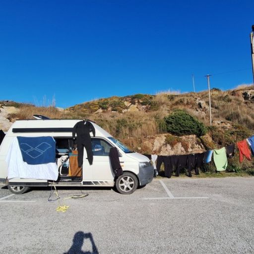 Camper-Wäscheleine am VW T5. Platzsparende Lösung zum Trocknen von Kleidung und Handtüchern beim Vanlife und Camping.