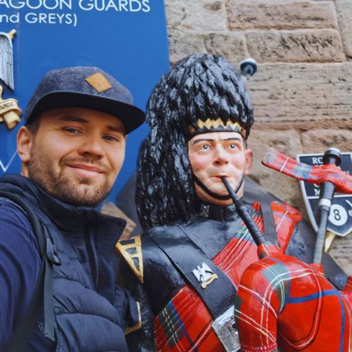 Chris vor einem traditionellen Dudelsackspieler in Schottland. Roadtrip durch North East Scotland mit Kultur, historischen Orten, Sehenswürdigkeiten und authentischen Erlebnissen in den Highlands.