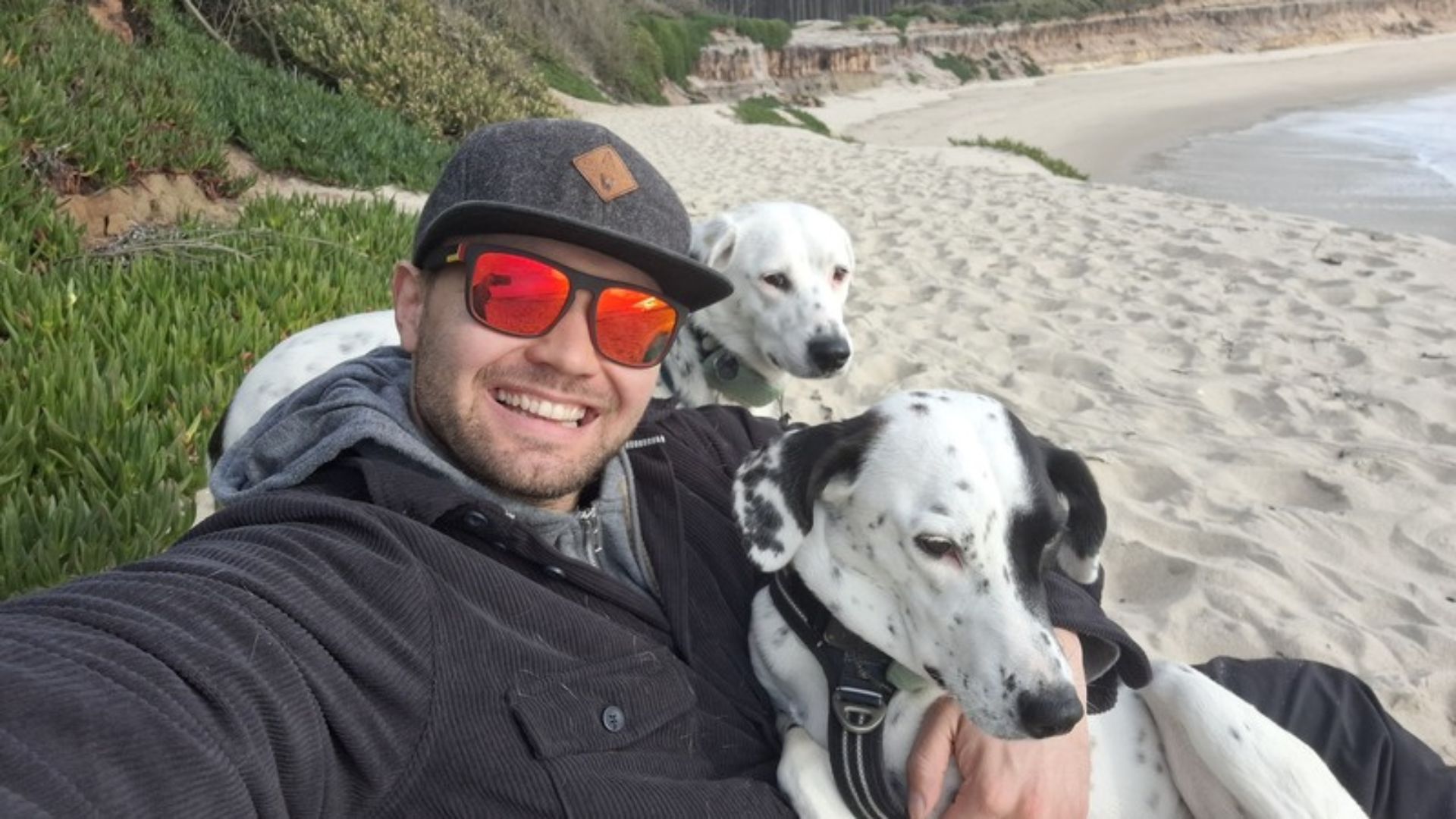 Vanlife mit Hund: Chris, Mia und Maya am Strand in Portugal. Persönliche Roadtrips, Reisen mit Hund, Camping und Abenteuer mit dem VW T5 Pepe.
