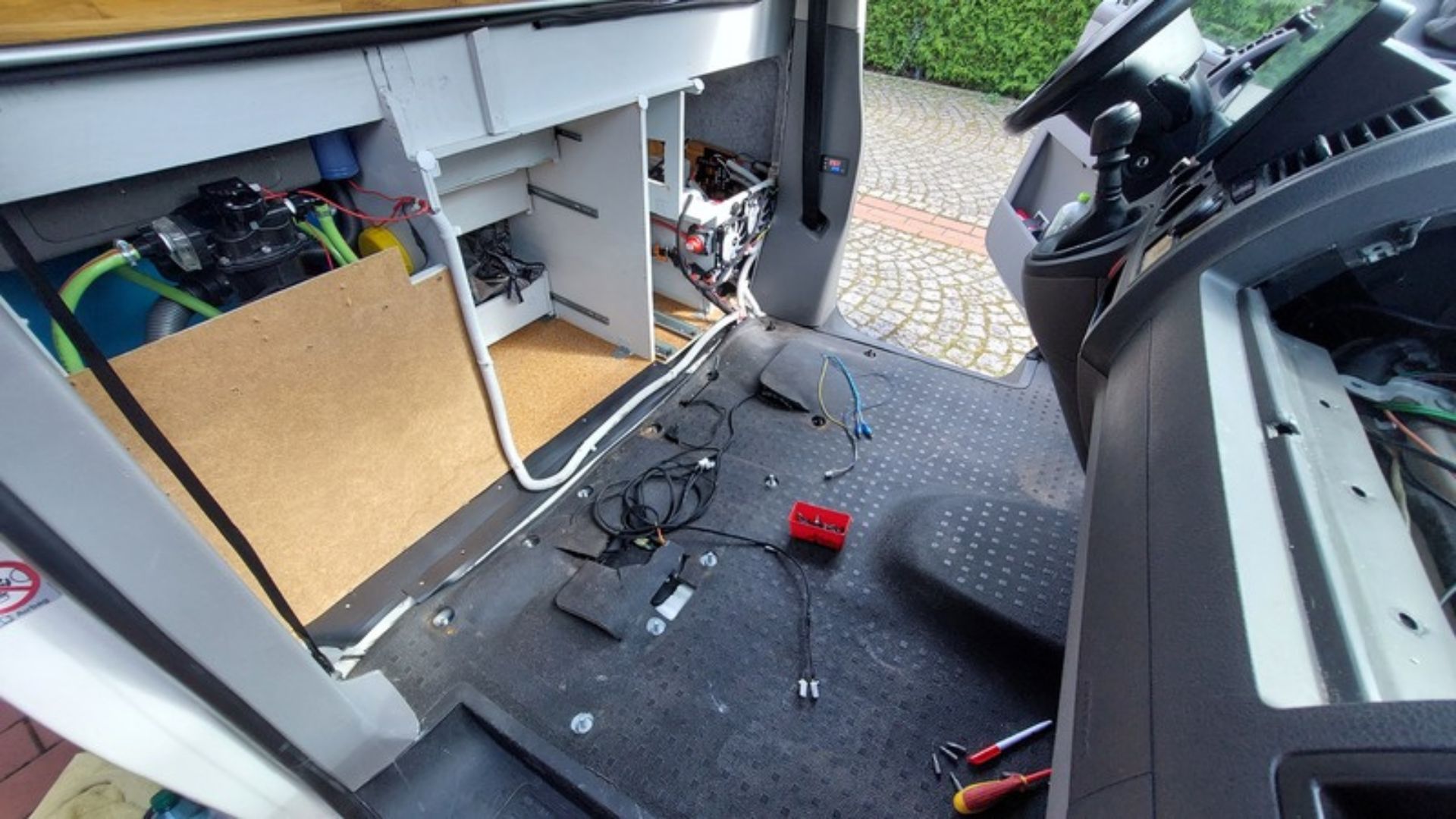 Camper-Elektrik mit LiFePO4-Batterien, Wechselrichter und Solaranlage. Offgrid-Stromversorgung im VW T5 Camper für autarkes Vanlife in Europa.