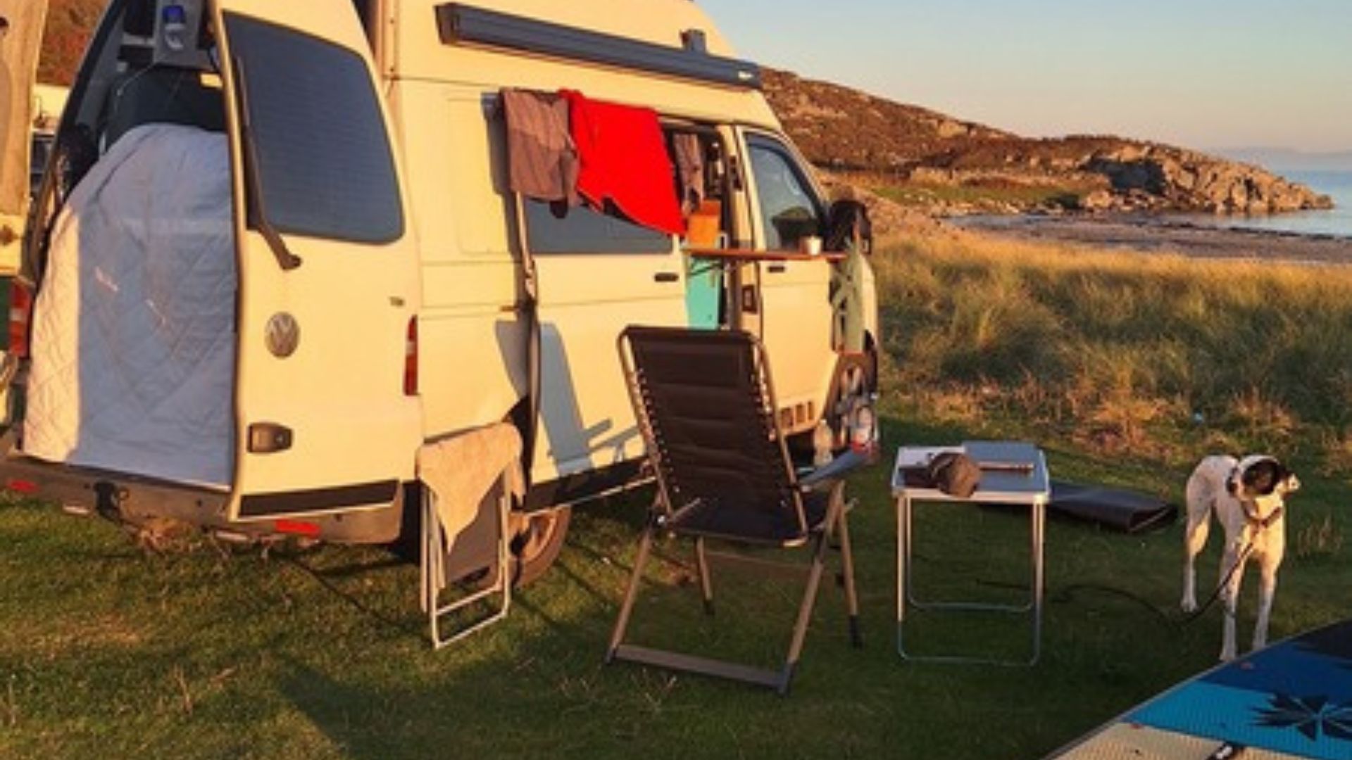 VW T5 Camper „Pepe“ am Stellplatz in Europa. Vanlife mit Hund, selbst ausgebautes Wohnmobil, autarkes Camping und echte Reiseerfahrungen aus dem Alltag unterwegs.