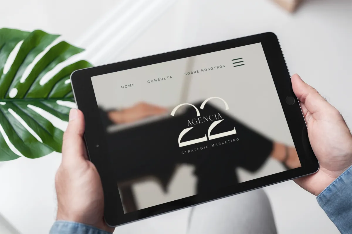 Ejecutiva de empresa revisando estrategias de marketing en una sala de juntas moderna, con gráficos y pantallas digitales al fondo, ambiente profesional, estilo fotográfico realista