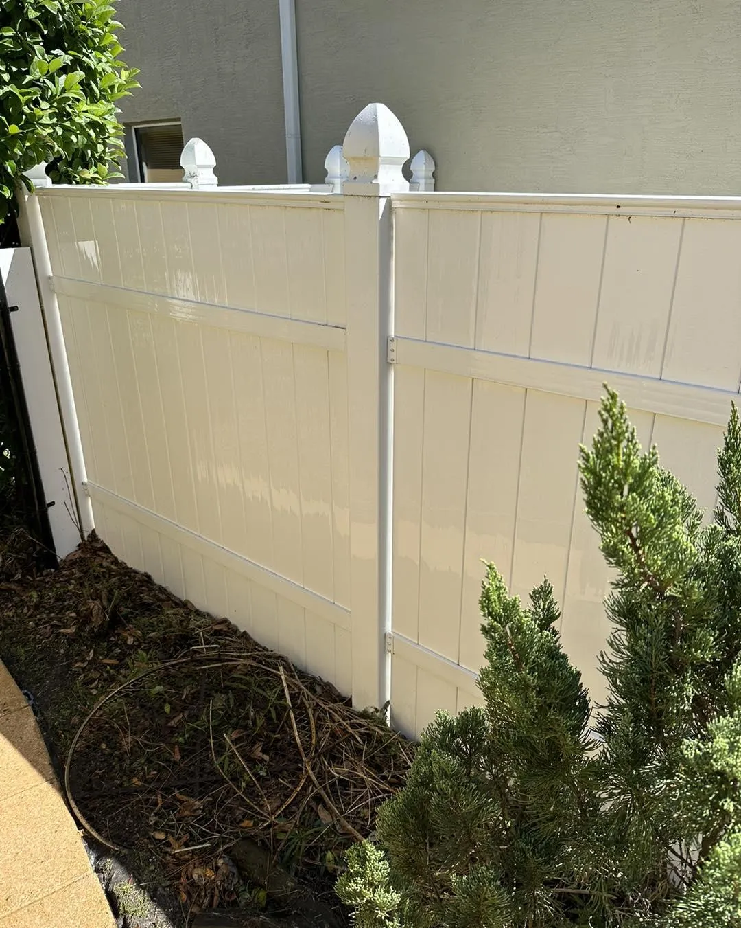 pressure washing vinyl fence