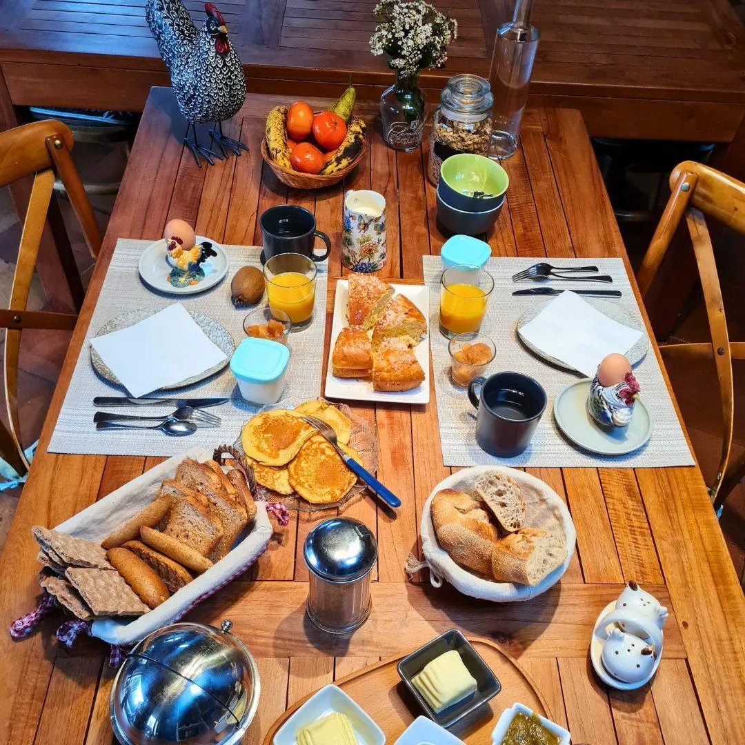 petit déjeuner maison avec confiture jus de fruits yaourt viennoiseries