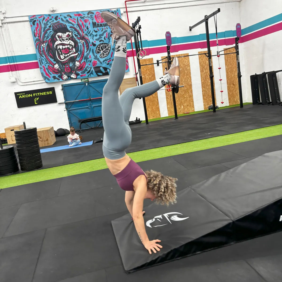 3 personas haciendo clase de CrossFit