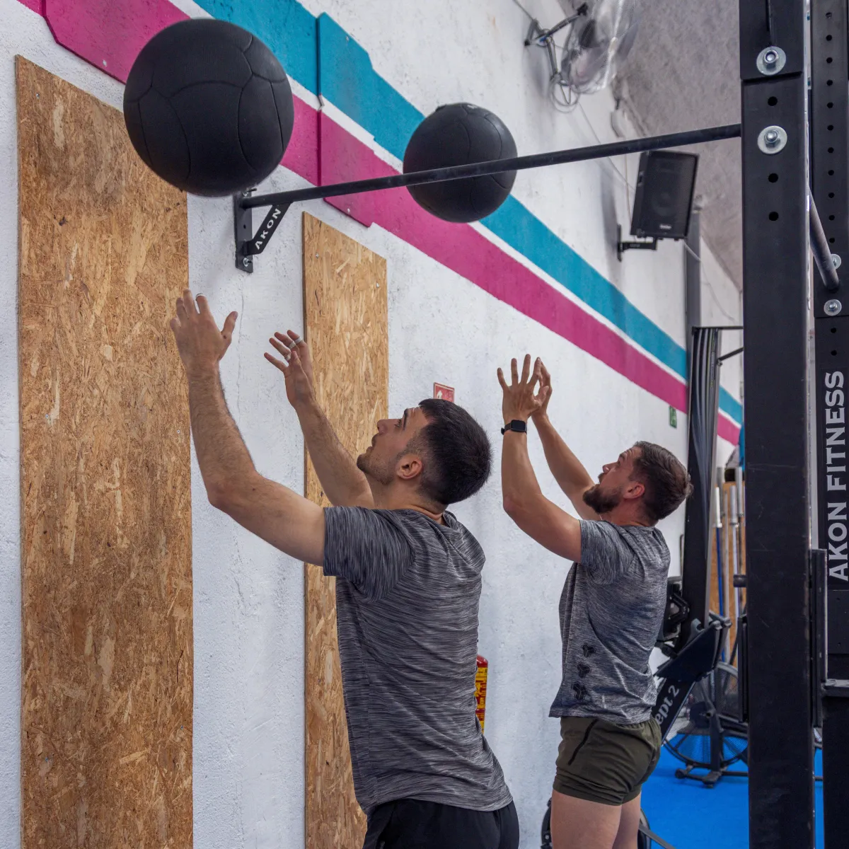 3 personas haciendo clase de CrossFit