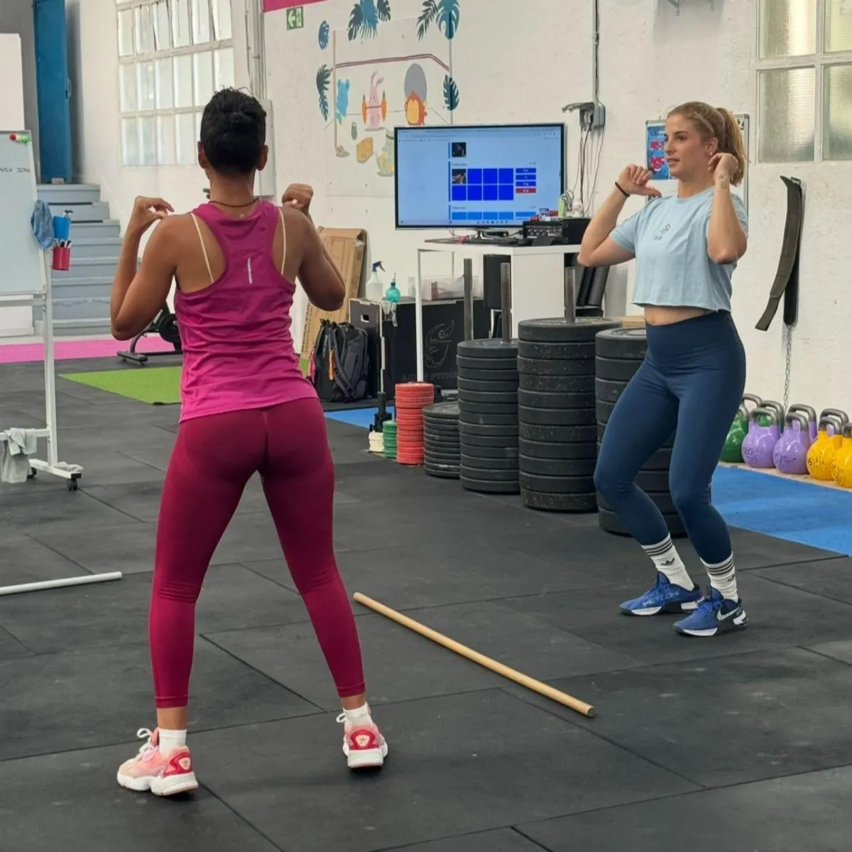 mujeres corriendo