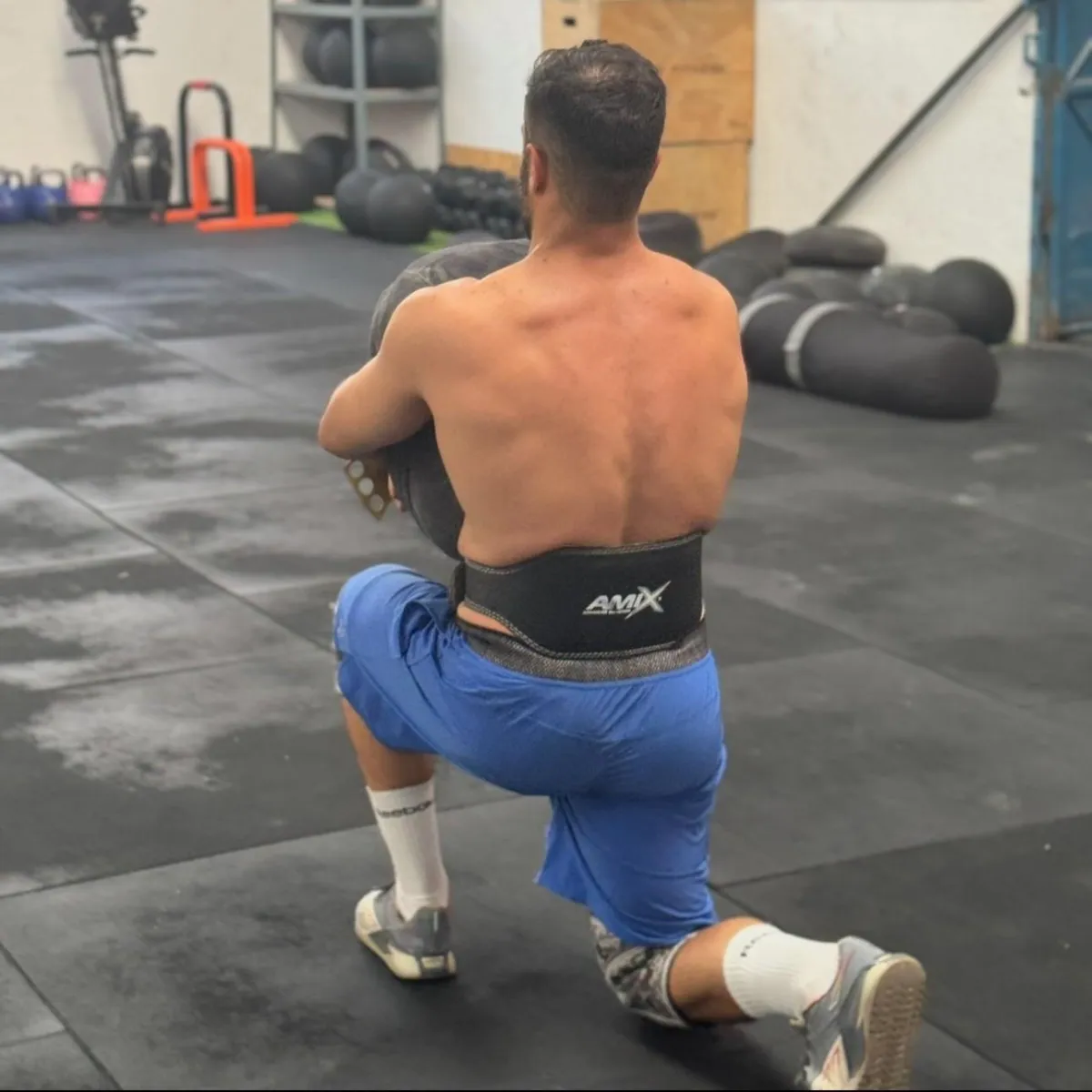 Hombre haciendo levantando barra con peso
