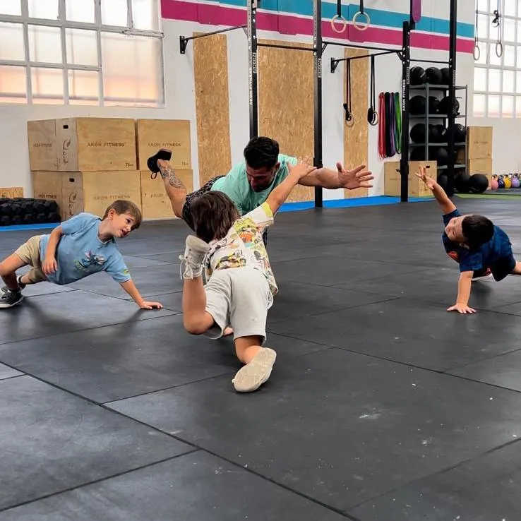 3 personas haciendo clase de CrossFit