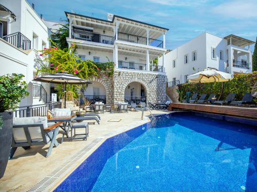 Waikiki Pool Deck Cleaning