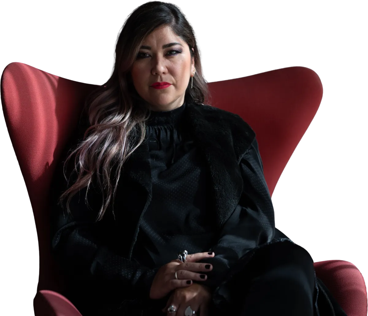 Mujer sentada en silla roja