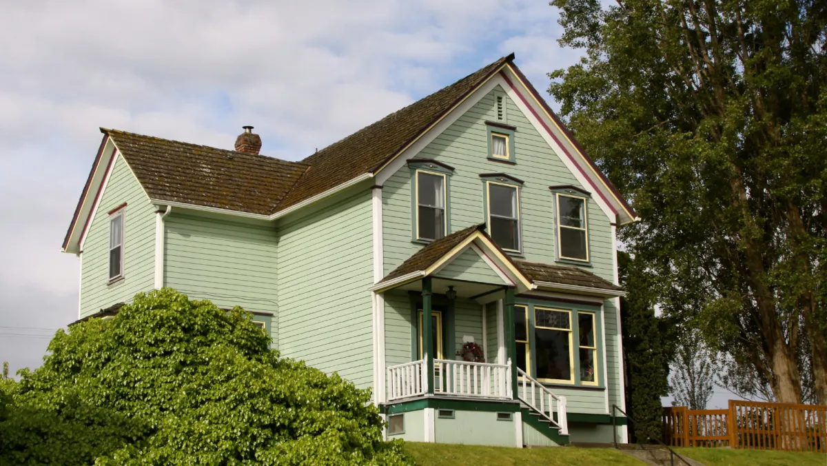 Photo of an old farm house. 