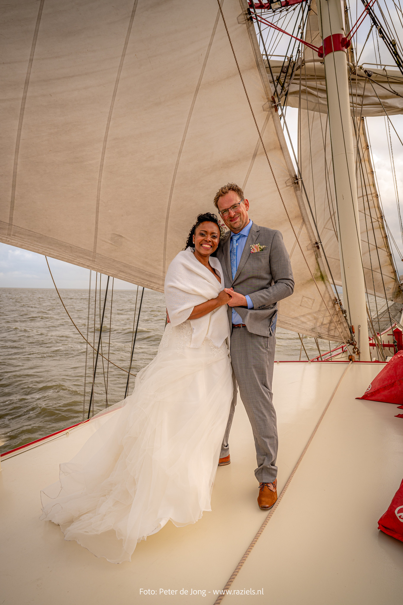 Romantische huwelijksvoltrekking aan boord van de Bounty