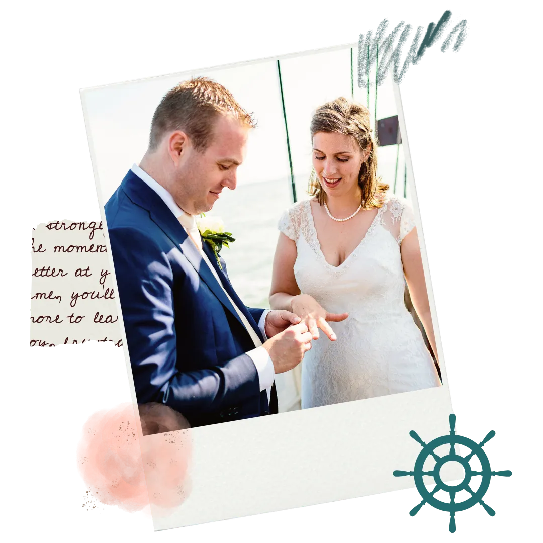 Een bruidspaar wisselt ringen uit tijdens een huwelijksceremonie op het dek van Trouwschip Bounty