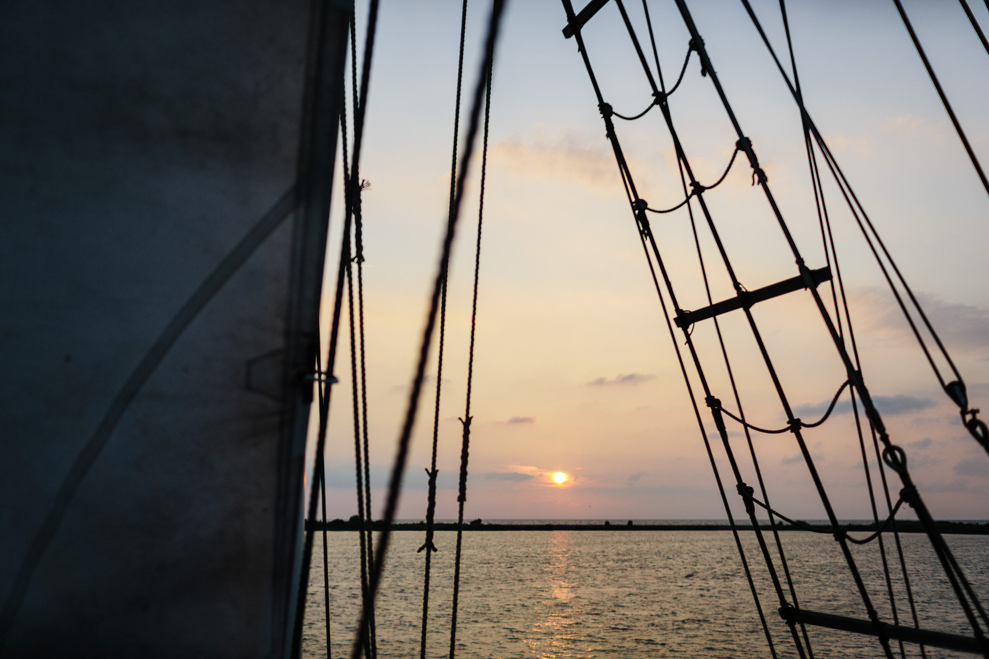 Een intieme huwelijksplechtigheid op het dek van Trouwschip Bounty met uitzicht over het water.