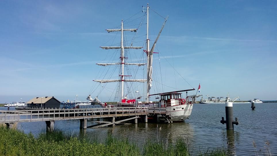 Het authentieke zeilschip Bounty afgemeerd bij de haven Blocq van Kuffeler in Almere.