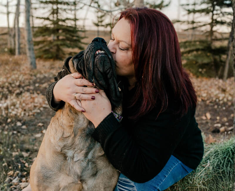 Lisa hugging and kissing a Masiff