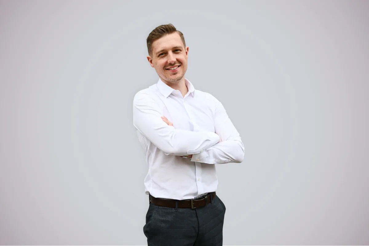 Steve and Sally collaborate to generate leads for estate agents, focusing on effective ad campaigns and marketing strategies.