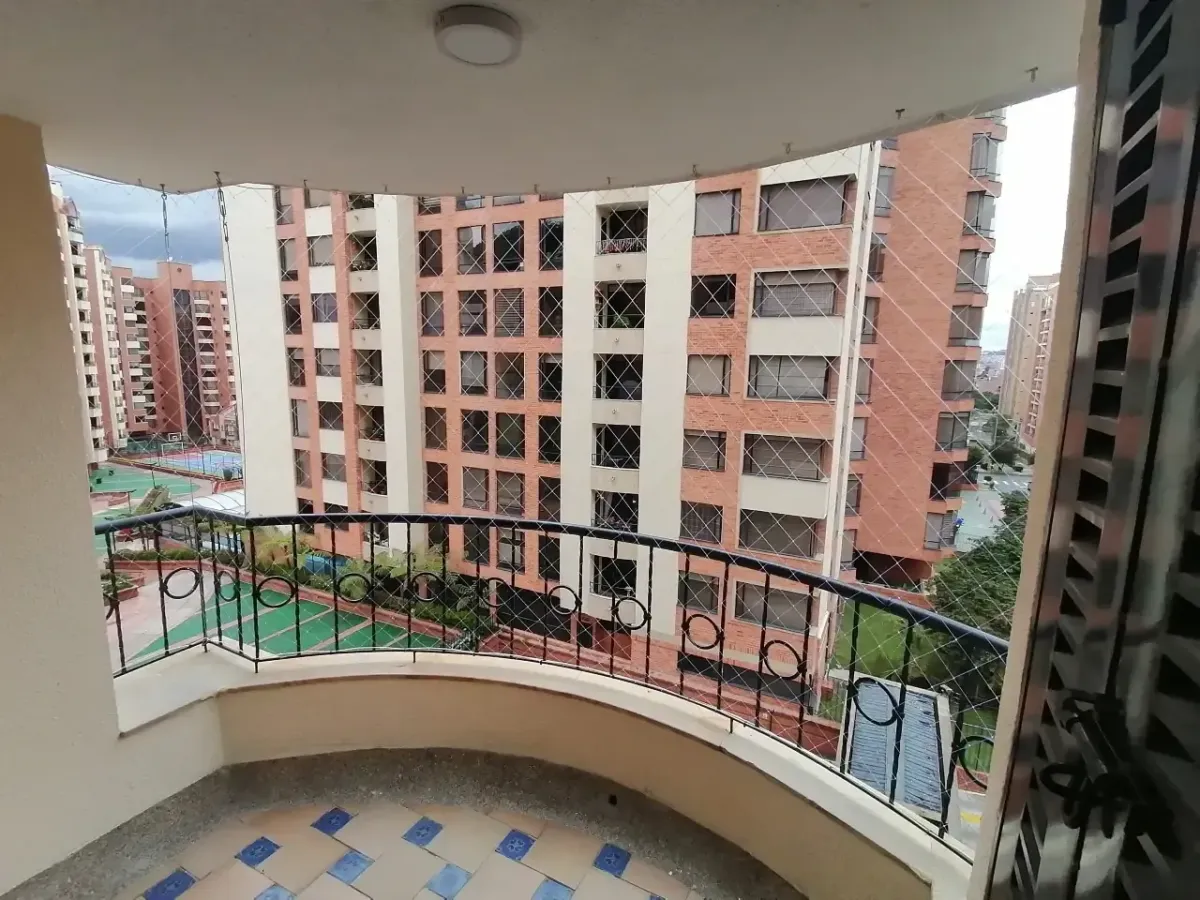Trabajador instalando malla de seguridad