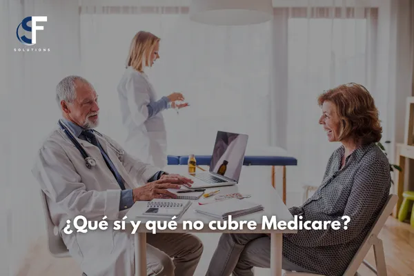 Médico atendiendo a un paciente adulto mayor en una consulta preventiva para explicar la cobertura de Medicare.