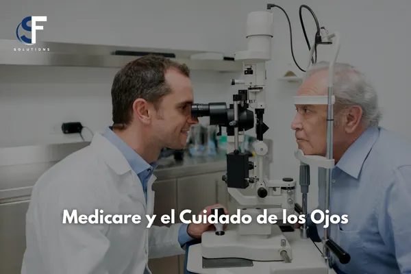 Un optometrista profesional realizando un examen de la vista a un paciente adulto mayor en una clínica oftalmológica.