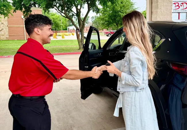 B&D Collision service advisor in Mesquite shaking hands with a happy customer