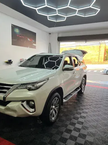 Correção de pintura durante polimento técnico automotivo em Salto