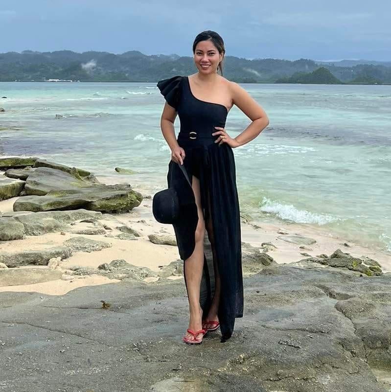 Neslyn journaling at a cozy Parisian café, a steaming cup of coffee beside her. The street outside is bustling, but she is focused and content, immersed in her thoughts. 1:1 aspect ratio.
