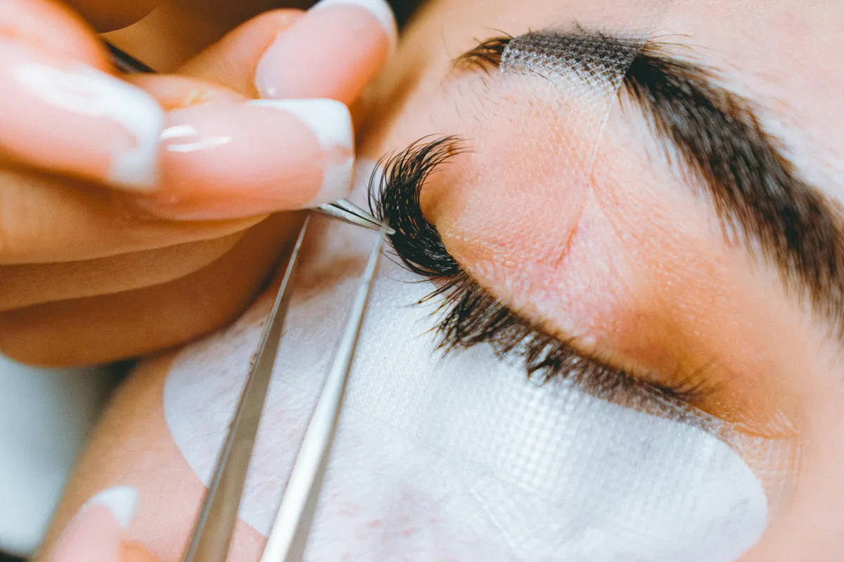 doing eyelash extensions