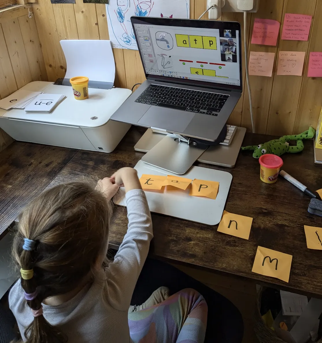 Kids learn online phonics with tutors